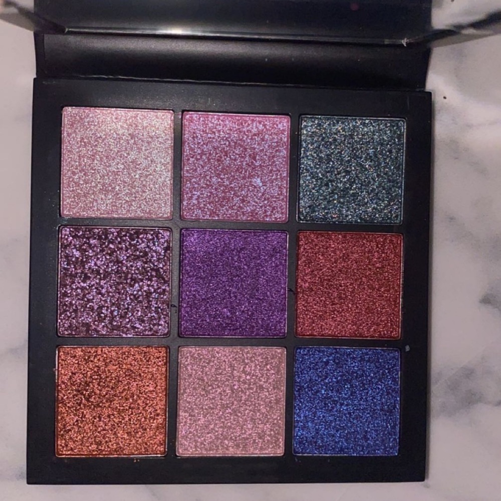 - Huda Beauty Gemstone Obsessions palette